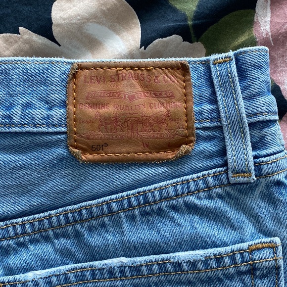 Levi’s 501 Shorts - Picture 3 of 4
